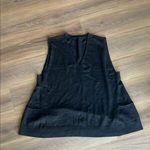Black Sleeveless V-Neck Top